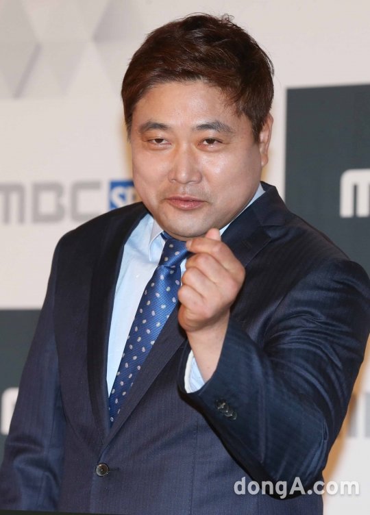 해설진 양준혁이 29일 오전 서울 광화문 포시즌스호텔에서 열린 MBC 스포츠 플러스2 개국 및 2016메이저리그 개막 기자간담회에서 포토타임을 하고 있다. 

동아닷컴 국경원 기자 onecut@donga.com