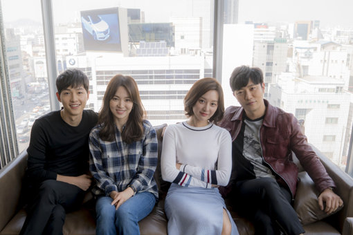 송중기-송혜교-김지원-진구(왼쪽부터)는 각자 바쁜 일정 속에서도 자주 모임을 가지며 동료애를 다지고 있다. 사진제공｜NEW