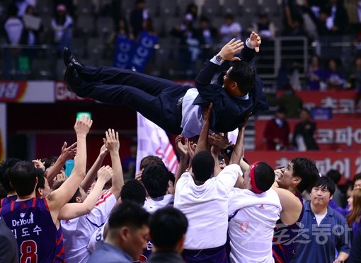 오리온 추일승 감독(위)이 2003∼2004시즌 코리아텐더(kt 전신)에서 프로 사령탑으로 데뷔한 지 13년 만에 우승의 한을 풀었다. 오리온 선수들이 29일 고양체육관에서 열린 KCC와의 챔피언 결정 6차전에서 우승한 뒤 추 감독을 헹가래치고 있다. 고양|김민성 기자 marineboy@donga.com