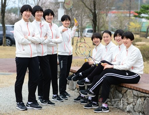 2016전국봄철종별배드민턴리그전에서 여고부 단체전 결승에 올라 정상을 노리는 울산범서고 선수들이 3일 잠시 짬을 내 활짝 웃으며 단체사진을 찍었다. 왼쪽부터 박민지, 김솜, 지정빈, 김성민, 박가은, 김가은, 백승희, 백승연. 김천｜김민성 기자 marineboy@donga.com