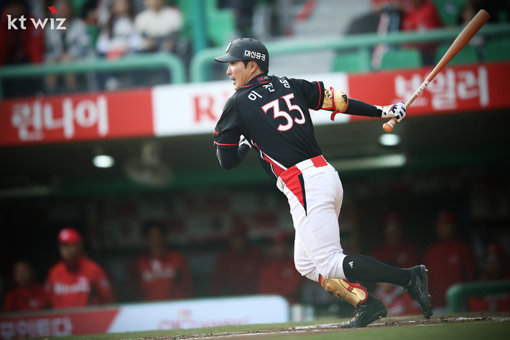 kt 유니폼으로 갈아입은 이진영이 3일 인천SK행복드림구장에서 벌어진 SK전 도중 타격을 하고 있다. 이진영은 7회말 결승 3점홈런을 날리는 등 이날 3타수 2안타 2볼넷 3타점으로 팀의 5-4 승리를 이끌었다. 사진제공｜kt 위즈