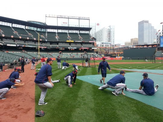 박병호가 개막전을 앞두고 스트레칭을 시작했다. 박병호의 시선은 배팅케이지에서 외롭게 방망이를 휘두르는 김현수에게 계속 향해 있었다.  볼티모어(메릴랜드 주)｜김영준 기자