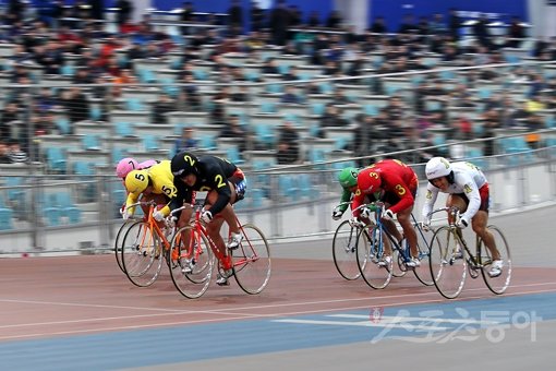 1~3위까지 선수 3명을 순위와 관계없이 적중시키는 경륜 삼복승의 매출이 꾸준히 늘고 있지만 이변이 많아 배당률은 크지 않은 것으로 분석됐다. 스포츠동아DB