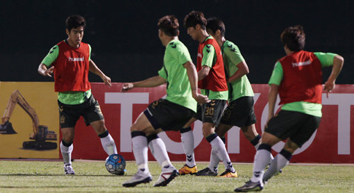 전북현대 선수들이 빈즈엉FC(베트남)와의 2016 아시아축구연맹(AFC) 챔피언스리그 조별리그 E조 4차전을 하루 앞둔 5일 고다우 스타디움에서 전술훈련을 하고 있다. 빈즈엉(베트남)｜사진공동취재단