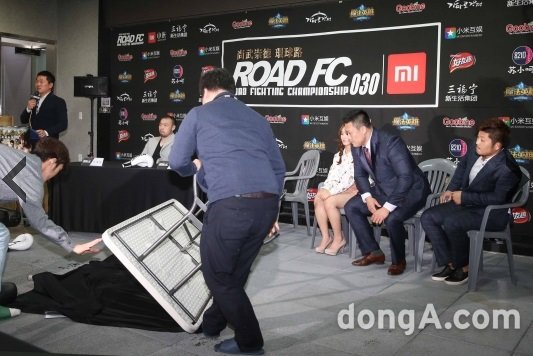 6일 오후 서울 강남구 ROAD FC 압구정짐에서 열린 ‘XIAOMI ROAD FC 030 IN CHINA’ 출정식 및 기자회견에서 권아솔이 최홍만에게 “운동 그만 하라”는 도발 발언에 아수라장이 됐다. 

동아닷컴 국경원 기자 onecut@donga.com