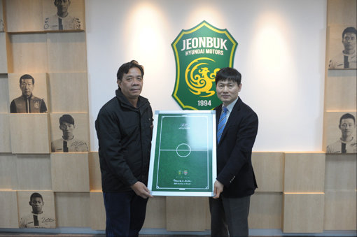 전북현대 김동탁 부단장(오른쪽)이 양 구단의 로고가 새겨진 맞춤형 작전판을 2016 아시아축구연맹(AFC) 챔피언스리그 32강 조별리그에서 맞붙은 빈즈엉(베트남) 구단 관계자에게 전달하고 있다. 전북은 구단 브랜드 알리기의 일환으로 올해부터 경기를 치르는 모든 외국팀에 이 작전판을 선물하고 있다. 사진제공|전북현대