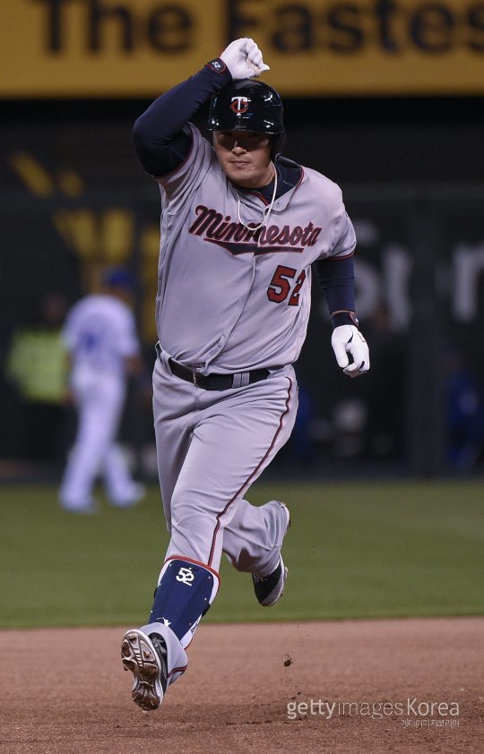 박병호가 8회 홈런을 때려낸 뒤 베이스를 돌고 있다. 사진= ⓒGettyimages/이매진스