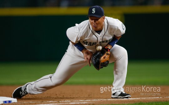 이대호가 7회 오클랜드 빌리 번스의 타구를 처리하고 있다. 사진= ⓒGettyimages/이매진스