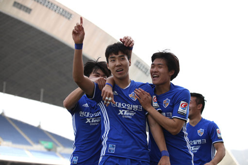 울산현대 이정협(가운데)이 9일 광주월드컵경기장에서 벌어진 광주FC와의 4라운드 원정경기에서 시즌 첫 골을 뽑아낸 뒤 동료들과 함께 기쁨을 나누고 있다. 사진제공｜한국프로축구연맹