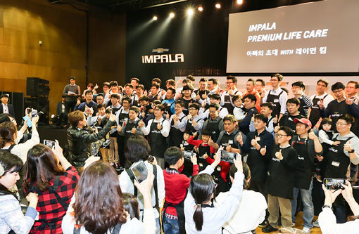 9일 쉐보레 ‘임팔라 프리미엄 케어’에 초청돼 요리사로 변신한 아빠들이 단체로 포즈를 취하고 있다. 사진제공|쉐보레