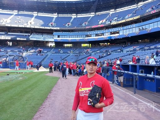 세인트루이스 오승환이 10일(한국시간) 미국 조지아주 애틀랜타의 터너필드에서 포즈를 취하고 있다. 오승환은 메이저리그 데뷔전을 포함해 3경기 동안 2.2이닝 무실점 6삼진으로 호투하고 있다. 애틀랜타(미 조지아주)|김영준 기자 gatzby@donga.com