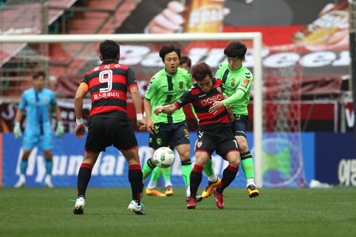 포항 스틸러스 vs 전북현대 경기의 한 장면. 사진제공｜한국프로축구연맹