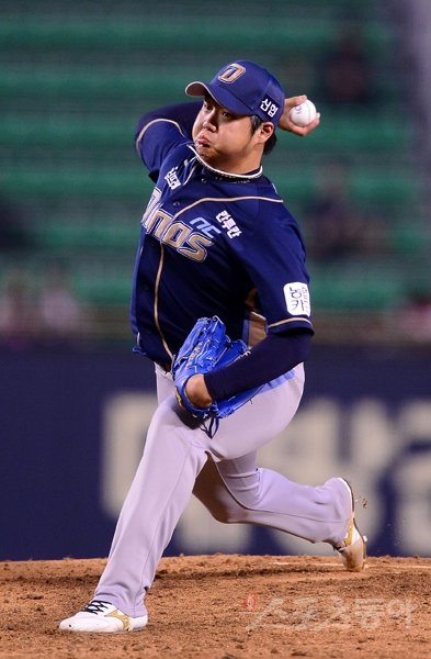 NC 선발투수 이민호는 지난해까지 제구력 난조로 불안해보였지만 올해 안정된 투구로 가능성을 열어가고 있다. 6일 잠실 두산전에 역투하고 있는 이민호. 스포츠동아DB