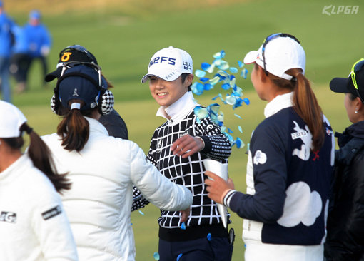 미 LPGA 투어 원정 경기를 끝내고 돌아온 박성현(가운데)이 17일 경기도 안산 아일랜드 골프장에서 열린 KLPGA 투어 삼천리투게더오픈에서 연장 끝에 시즌 2승째를 따내며 화려한 복귀에 성공했다. 우승이 확정되자 동료들이 꽃잎을 뿌리며 축하해주고 있다. 사진제공|KLPGA