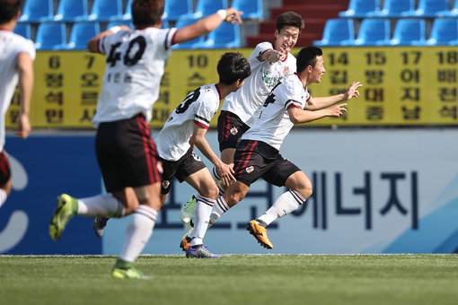 광주FC 조주영(오른쪽 끝)이 17일 광양전용경기장에서 벌어진 전남 드래곤즈와의 원정경기 후반 38분 결승골을 터트린 뒤 그라운드를 질주하고 있다. 2-1로 승리한 광주는 3연패를 끊었다. 사진제공|한국프로축구연맹