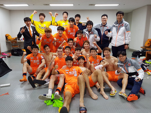제주 유나이티드 선수단이 17일 울산문수월드컵경기장에서 벌어진 울산현대와의 원정경기에서 값진 1-0 승리를 거둔 뒤 라커룸에서 환호하며 기념사진을 찍었다.사진제공｜제주 유나이티드