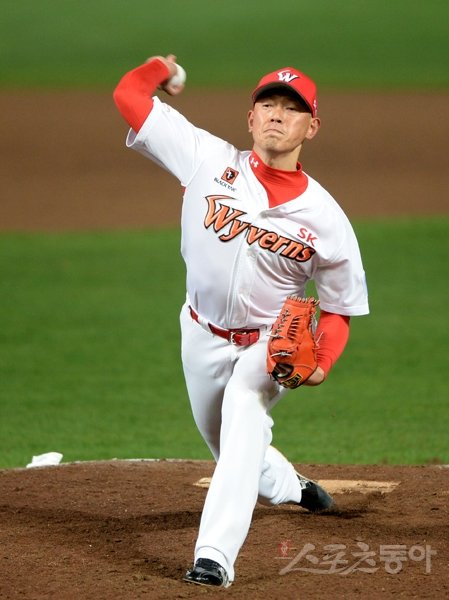 SK의 프로 12년차 불펜투수 박정배는 “내 목표는 풀타임”이라고 말한다. 부상으로 인해 풀타임을 뛰지 못한 그는 현역 최고령 투수 최영필처럼 끝까지 포기하지 않는 선수가 되려고 한다. 스포츠동아DB