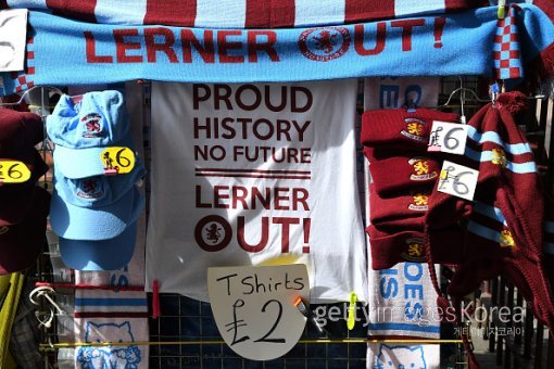 애스턴 빌라의 랜디 레르너 구단주를 방출하자는 내용의 머플러. ⓒGettyimages이매진스