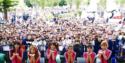 AOA가 최신 싱글 ‘사랑을 주세요’ 발매 이벤트 현장에서 일본팬들과 함께 사진을 촬영하고 있다. 사진제공｜FNC엔터테인먼트