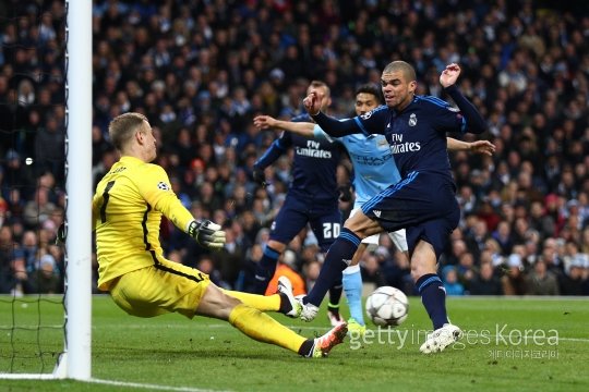 맨체스터시티 골키퍼 조 하트(왼쪽)가 27일(한국시간) 홈구장 에티하드 스타디움에서 벌어진 2015∼2016시즌 유럽축구연맹(UEFA) 챔피언스리그 준결승 1차전 도중 레알 마드리드 페페의 결정적 슛을 막아내고 있다. 사진=ⓒGettyimages이매진스