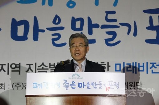 도시재생을 통해 강원도 폐광지역의 자생력 확보 방안을 찾는 ‘좋은 마을 만들기’ 포럼이 27일 강원도 정선군 강원랜드 컨벤션호텔에서 열렸다. 강원랜드 함승희 대표가 기조발표를 하고 있다. 정선｜김재범 전문기자  oldfield@donga.com