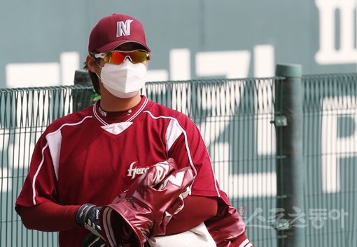 최근 황사 미세먼지로 인해 대기오염이 심하지만 선수들은 야구를 멈출 수 없다. 아무리 미세먼지 농도가 나빠도 야구를 보러오는 팬들을 위해 열심히 뛰고 있다. 넥센 이정훈이 선글라스와 황사 마스크를 쓰고 훈련에 나서는 모습. 스포츠동아DB