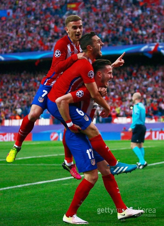 아틀레티코 마드리드 사울 니게스(오른쪽)가 28일(한국시간) 홈구장 비센테 칼데론에서 벌어진 바이에른 뮌헨과의 2015~2016시즌 유럽축구연맹(UEFA) 챔피언스리그 준결승 1차전 전반 11분 선제골을 넣은 뒤 동료들과 기쁨을 나누고 있다. 사진=ⓒGettyimages이매진스