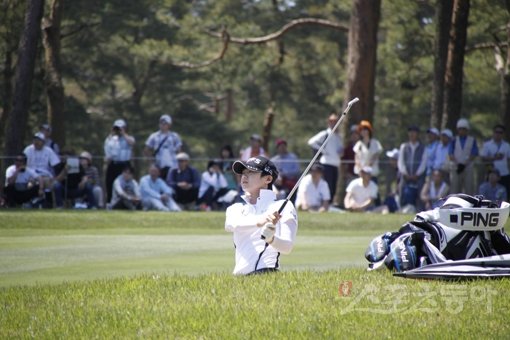 박성현이 5일 일본 이바라키현 이바라키 골프장에서 열린 JLPGA 투어 월드레이디스 챔피언십 살롱파스컵 1라운드 12번홀(파4)에서 벙커샷으로 그린을 노리고 있다. 주영로 기자 na1872@donga.com