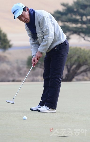 스포츠동아, 스포츠경향, 스포츠서울, 스포츠월드, 스포츠조선, 일간스포츠 등 스포츠전문 미디어 6개사가 공동 주최하는 ‘2016년축구인 골프대회’가 9일 경기도 용인 골드CC에서 개최된다. 지난해 축구인 골프대회에서퍼팅을 하고 있는 최강희 감독. ‘닥공’을 추구하는 최 감독은 골프에서도 공격적인 플레이를 펼친다. 스포츠동아DB