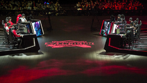 예선에서 경기를 벌이고 있는 SK텔레콤T1(왼쪽)과 로얄 네버기브업. 사진제공｜라이엇게임즈