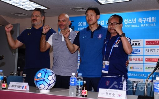 2016 수원 JS컵 U-19 국제청소년축구대회는 내년 국내서 개최될 U-20 월드컵의 시험무대가 될 전망이다. 안익수 한국 감독(왼쪽 3번째)을 비롯한 4개국 사령탑이 17일 수원월드컵경기장에서 열린 JS컵 미디어데이 도중 선전을 다짐하고 있다. 수원｜김진환 기자 kwangshin00@donga.com