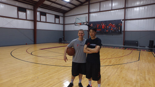 교육차 방문한 미국의 유명 스킬 트레이너 마이카 랭카스터(왼쪽)와 기념 촬영한 김현중. 사진제공｜김현중