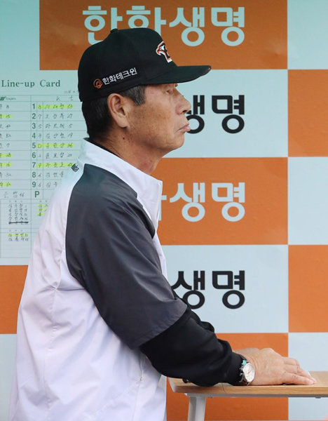 한화 김성근 감독이 20일 대전한화생명이글스파크에서 열린 kt전에 복귀해 덕아웃에서 경기를 지켜보고 있다. 이날 한화는 허리디스크 수술로 의자에 완전히 앉지 못하는 김 감독을 위해 특수 책상과 의자를 제작했다. 김 감독이 책상 위에 손을 올린 채 서서 경기를 보고 있다. 사진제공｜한화 이글스