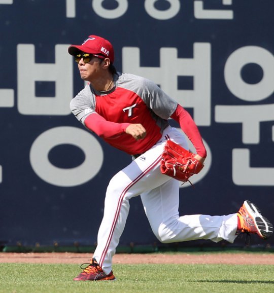 고육지책인 집단 마무리 체제를 유지하고 있는 KIA의 믿는 구석은 복귀에 박차를 가하고 있는 임창용이다. 임창용은 20일부터 광주 SK와 3연전에서 1군 선수들과 함께 훈련하며 분위기를 익혔다. 사진제공|KIA