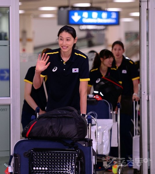 여자배구대표팀 에이스 김연경이 23일 김포공항에 도착해 활짝 웃었다. 일본에서 열린 2016리우올림픽 세계예선에서 올림픽본선 진출 티켓을 획득하면서 김연경은 부담감을 내려놓았다. 김포공항|김종원 기자 won@donga.com