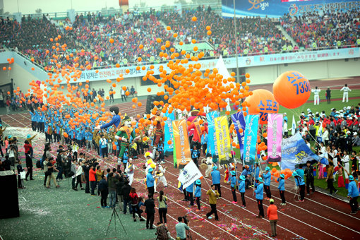 국내 1800만 생활체육 동호인들이 기다려온 2016 전국생활체육대축전이 서울 일원에서 열린다. 17개 시도 선수단 2만 여명이 참가하는 국내 최대의 생활체육 행사이다. 지난해 5월 경기도 이천종합운동장에서 열린 개막식 퍼레이드. 사진제공｜대한체육회