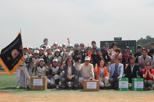 2015년 익산시장기 전국여자야구대회 폐막식에서 선수와 관계자들이 단체 기념촬영을 했다. 사진제공｜한국여자야구연맹