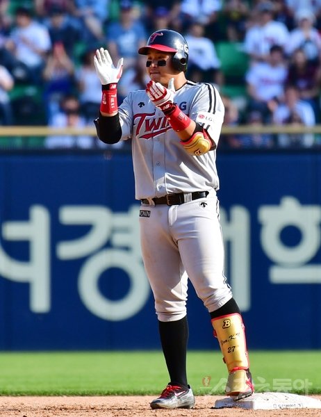 29일 서울 잠실야구장에서 ‘2016 타이어뱅크 KBO리그’ 두산 베어스와 LG 트윈스의 경기가 열렸다. 7회초 무사 1,2루에서 LG 유강남이 1타점 2루타를 친 후 박수를 치며 기뻐하고 있다. 잠실｜김진환 기자 kwangshin00@donga.com