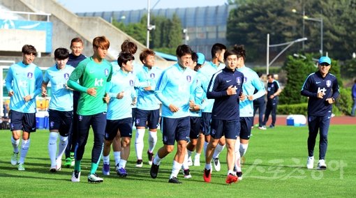 4개국 친선대회를 준비 중인 올림픽대표팀이 30일 인천문학경기장 보조구장에서 첫 소집훈련을 소화했다. 이 자리에서 신태용 감독은 2016리우데자네이루올림픽에 대비한 와일드카드 구상의 변화를 내비쳤다. 문학｜김민성 기자 marineboy@donga.com