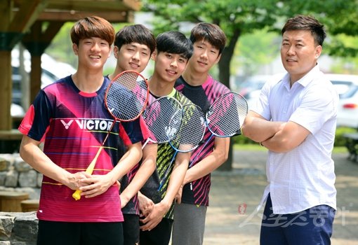 세한대는 올 3월 창단한 당진 지역 유일의 대학팀이다. 1학년 4명이 전부인 세한대는 열악한 상황 속에서도 봄철, 여름철 대회 단체전에서 의미 있는 1승씩을 거뒀다. 세한대 김종필 감독과 이현민, 이훈, 유하늘, 이현덕(맨 오른쪽부터). 당진｜김민성 기자 marineboy@donga.com