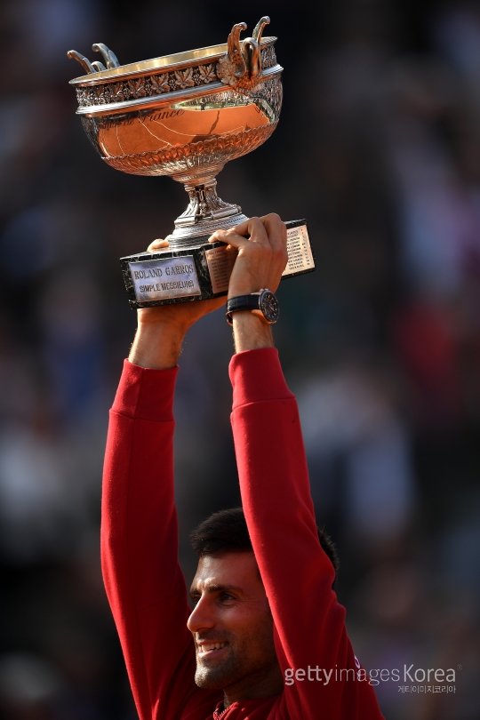 노박 조코비치(세르비아)가 6일(한국시간) 프랑스 파리에서 열린 프랑스오픈테니스 남자단식 결승에서 앤디 머레이(영국)를 꺾고 우승컵을 들어올렸다. 조코비치는 이번 대회 우승으로 커리어 그랜드슬램(호주오픈, US오픈, 윔블던, 프랑스오픈 우승)을 달성하는 기염을 토했다. 사진=ⓒGettyimages이매진스