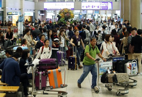 인천공항 입국장의 중국인 관광객들