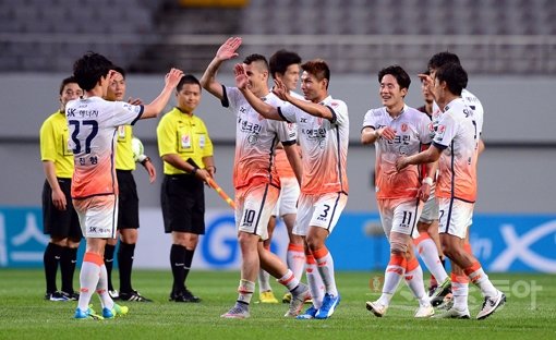 제주는 올 시즌 K리그 클래식에서 막강한 득점력을 뽐내고 있다. 제주 선수들이 6일 서울월드컵경기장에서 벌어진 FC서울과의 원정경기에서 4-3 역전승을 거둔 뒤 환호하고 있다. 스포츠동아DB