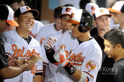김현수(왼쪽)와 매니 마차도(가운데). ⓒGettyimages이매진스