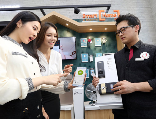 사물인터넷(IoT) 서비스가 속도를 내고 있는 가운데 통신기업과 건설사들이 손잡고 신축 아파트에 IoT 서비스를 도입해 눈길을 끌고 있다. SK텔레콤은 6월 현대건설이 분양하는 동탄신도시 아파트 1479세대에 ‘스마트 홈’ 서비스 공급을 시작한다. 사진제공|SK텔레콤