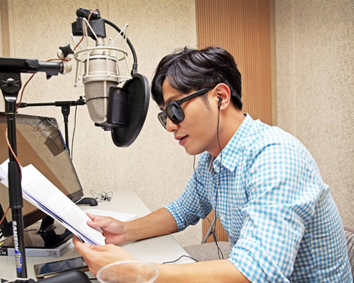 오디오 가이드 녹음중인 배우 진구. 사진제공｜BH엔터테인먼트
