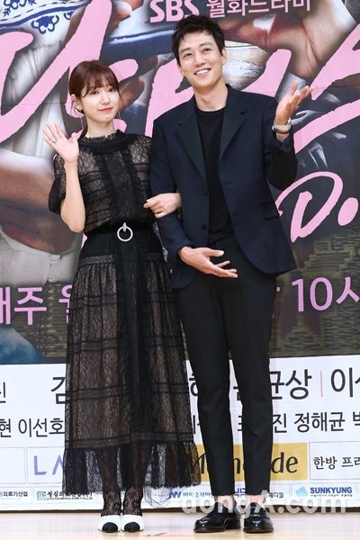 박신혜(왼쪽)가 SBS 새 월화드라마 ‘닥터스’를 통해 말괄량이 이미지를 벗고 김래원과 로맨스 연기를 선보인다. 15일 서울 양천구 목동 SBS홀에서 열린 제작발표회에서 두 사람이 환히 웃으며 포즈를 취하고 있다. 동아닷컴 방지영 기자 doruro@donga.com