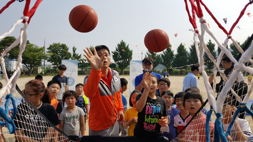17일 대전광역시 기성초등학교에서 열린 스포츠버스 행사에서 복싱 국가대표 이승배 감독(가운데)이 어린이들과 농구 슛체험을 하고 있다.사진제공 |대한체육회