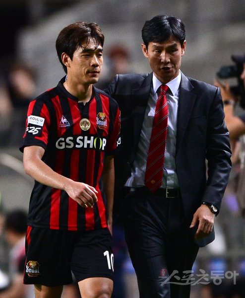22일 서울월드컵경기장에서 ‘2016 KEB 하나은행 FA CUP‘ 16강전 FC 서울과 안산 무궁화의 경기가 열렸다. 후반 FC 서울 최용수 감독이 조찬호와 교체 된 박주영과 대화를 나누고 있다. 상암 | 김진환 기자 kwangshin00@donga.com