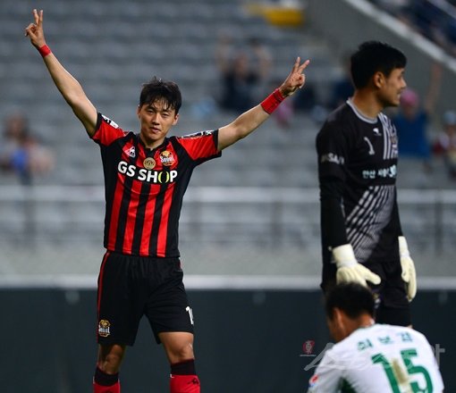 FC서울 윤주태가 22일 서울월드컵경기장에서 벌어진 안산무궁화와의 FA컵 16강전에서 2골을 몰아치며 팀을 8강으로 이끈 뒤 ‘승리의 V’를 그리며 기뻐하고 있다. 상암|김진환 기자 kwangshin00@donga.com